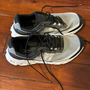 Women’s On Cloudvista size 8.5